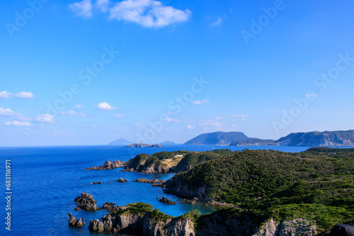 式根島の神引展望台から見る、美しい神引浦の沖を行く東海汽船さるびあ丸。

東京都伊豆諸島式根島にて。
2023年11月1日〜5日撮影。

Tokai Kisen Sarubia Maru sailing off the beautiful Kanbikiura, as seen from the Kanbikiura Observatory on Shikinejima.

At Shikinej photo