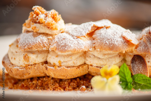 Foto Deliciously crunchy Paris-Brest Eclair filled with almond praline buttercream