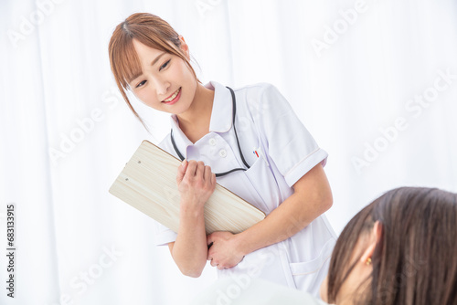 回診する看護師 Nurse making rounds