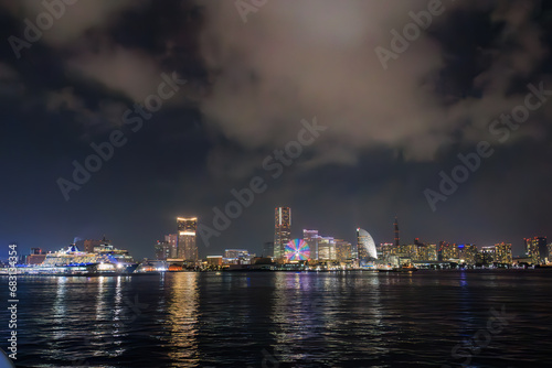 東京湾から眺める美しい横浜みなとみらいの夜景。東海汽船東京湾〜伊豆諸島航路のさるびあ丸船上にて。 2023年11月1日〜5日撮影。 水中写真。Beautiful night view of Yokohama Minato Mirai from Tokyo Bay.On board the ship Sarubia Maru on Tokai Kisen's Tokyo Bay to I