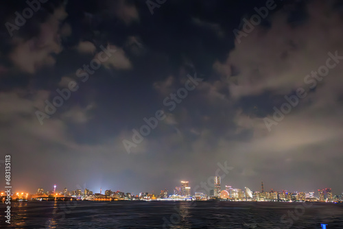 東京湾から眺める美しい横浜みなとみらいの夜景。東海汽船東京湾〜伊豆諸島航路のさるびあ丸船上にて。 2023年11月1日〜5日撮影。 水中写真。Beautiful night view of Yokohama Minato Mirai from Tokyo Bay.On board the ship Sarubia Maru on Tokai Kisen's Tokyo Bay to I