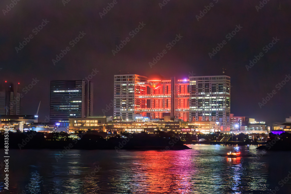 Obraz premium レインボーブリッジ。 東京の夜景。東海汽船東京湾〜伊豆諸島航路のさるびあ丸船上にて。 2023年11月1日〜5日撮影。Rainbow bridge. Night view of Tokyo.On board the ship Sarubia Maru on Tokai Kisen's Tokyo Bay to Izu Islands route. Photo Taken Novembe