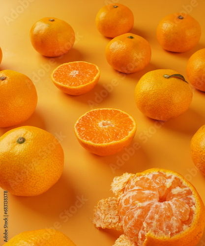 노란배경에 정렬된 신선한 감귤 오렌지 과일