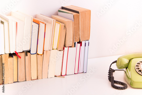 Schreibtisch retro mit Büchern und Telefon