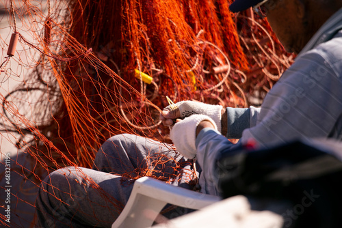 Fotografia Fishermen mending their fishing nets at Katsuura Harbor in Wakayama