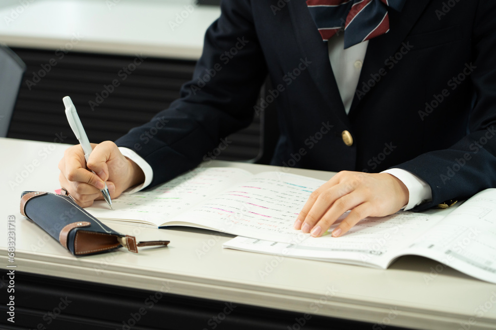 教室で勉強している制服の高校生 教室で勉強している制服の高校生