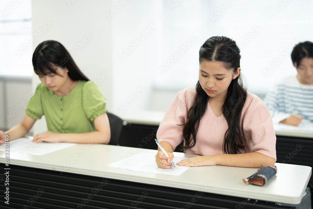 勉強している学生 勉強している学生