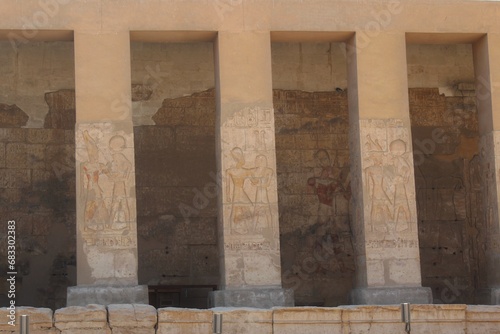 Fotografía Inscriptions on the walls and columns of seti 1 temple in Abydos in Sohag in Egy