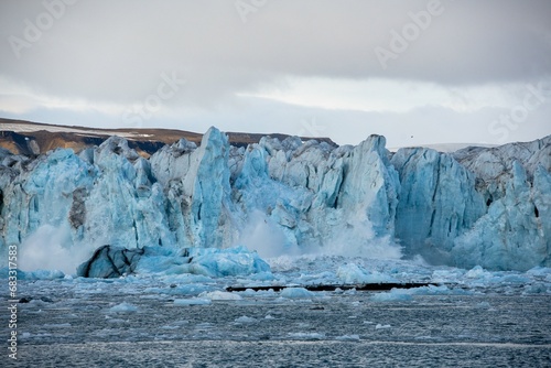 Umrundung Spitzbergen mit dem Segelschiff - der Gletscher kalbt photo