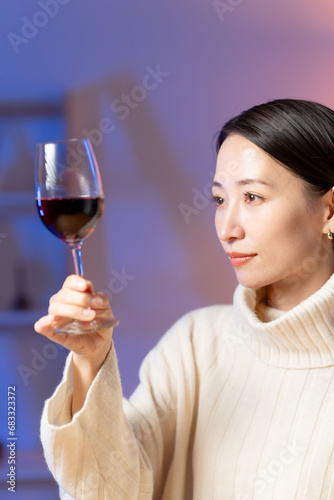 ワインを飲む女性