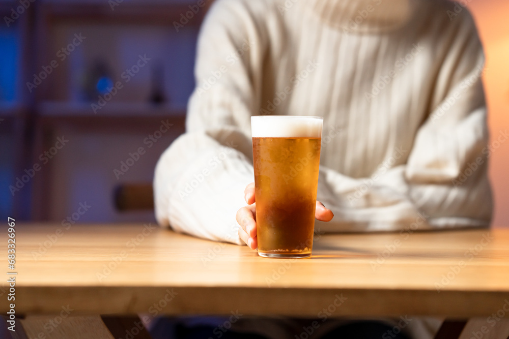 ビールを飲む女性 ビールを飲む女性