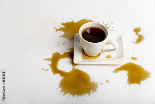 Kawa w filiżance rozlana