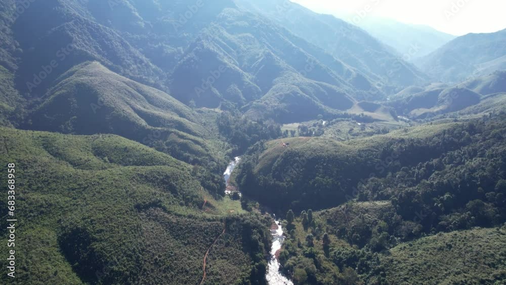 The watershed flows through the mountains.