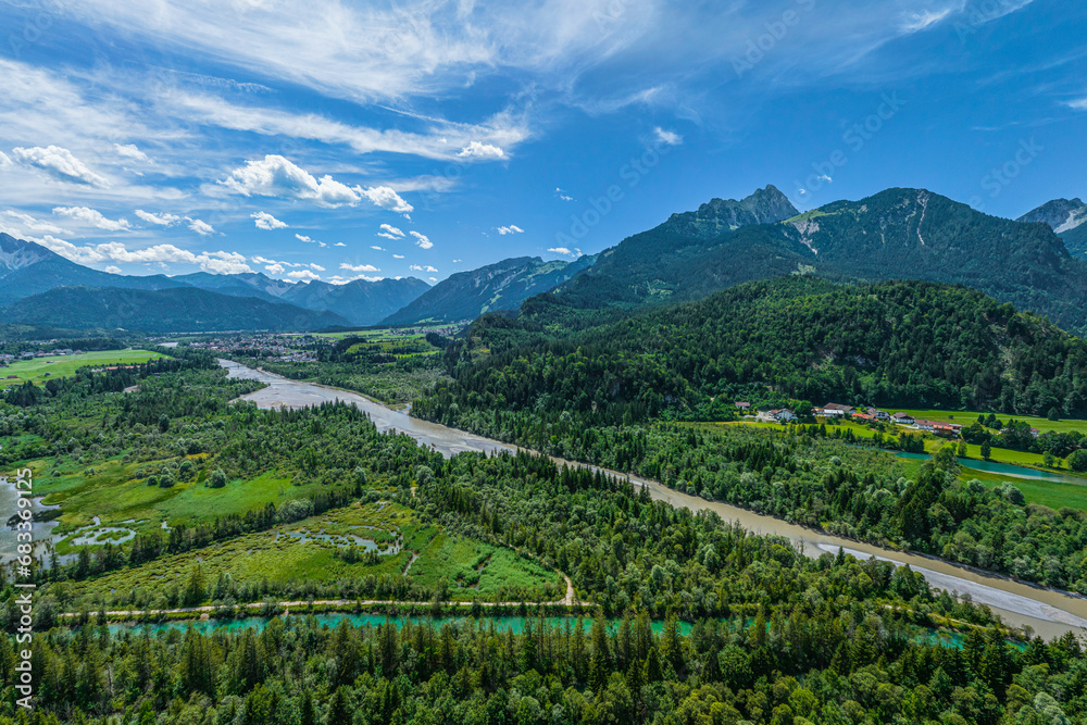 Das Tiroler Lechtal zwischen Pflach und Reutte im Luftbild
