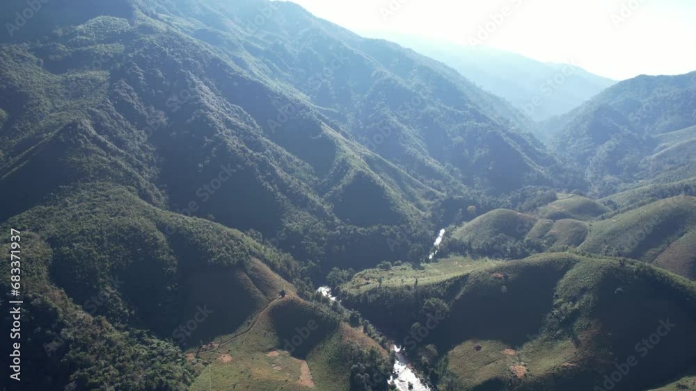 The watershed flows through the mountains.