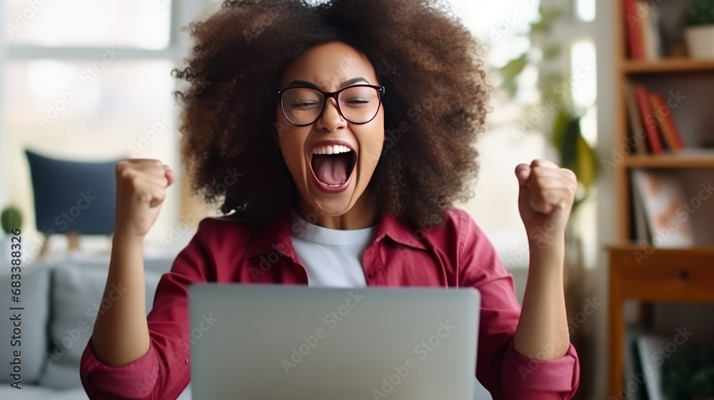 Φωτογραφία Joyful African American woman celebrates online job victory on laptop