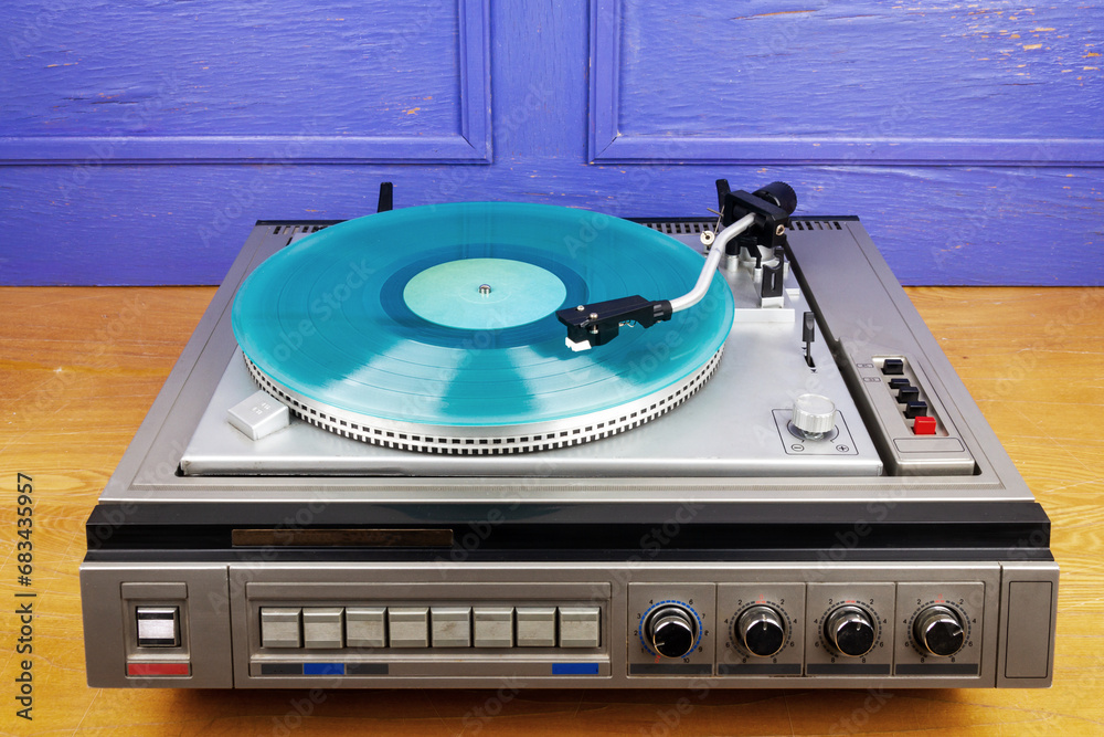 Obraz premium Vintage turntable vinyl record player with turquoise vinyl
