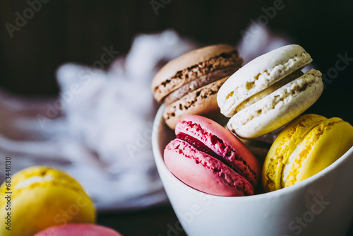Assortiment de macarons colorés goût vanille chocolat citron et fraise - Dessert sucré français photo