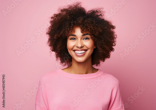 Retrato de una mujer  joven sonriendo sobre un fondo neutro photo