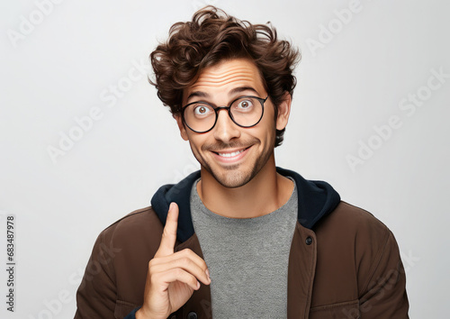 Retrato expresivo de un hombre señalando con un dedo hacia arriba