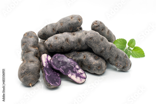 Violette Kartoffeln der Sorte 'Vitelotte' photo