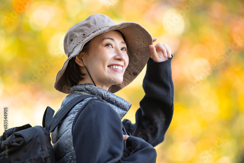 登山をする女性