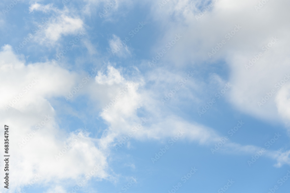 Fragment nieba z rozdrobnionymi chmurami