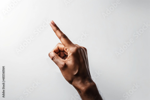Mão negra apontando para cima. Mão masculina apontando para o alto no topo esquerdo. Mão de homem negro apontando em fundo branco ou sem fundo, transparente. photo
