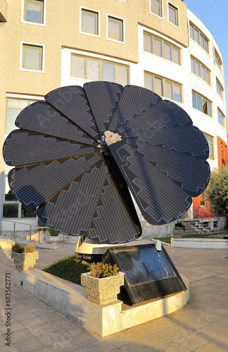 Smartflower, the solar power flower in the city that produce clean energy
