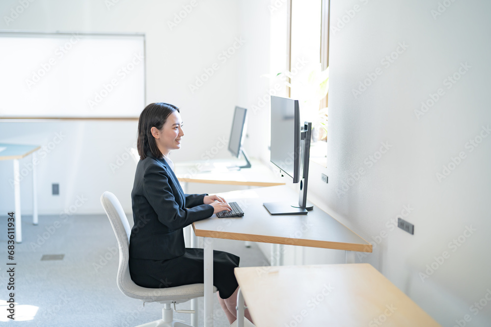 オフィスで仕事をする女性 オフィスで仕事をする女性