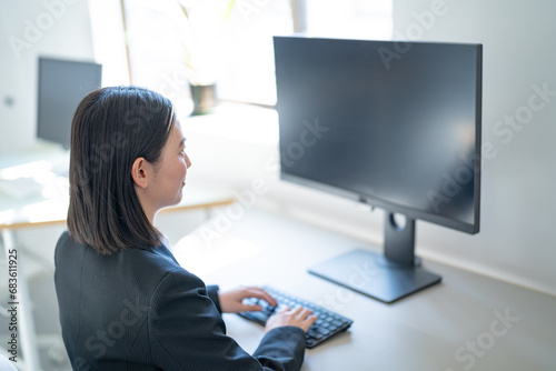 オフィスで仕事をする女性