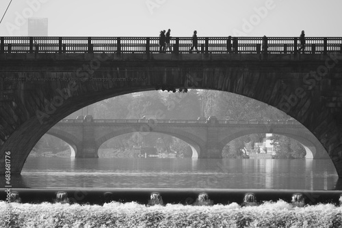 Una campata di un un ponte a Torino con due campate di un altro ponte sul fiume Po. Interessante street in b/n per un emozionante  e nostalgico salto nel passato.
