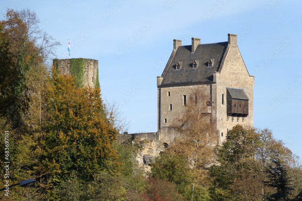 Aussichtsturm und Burg in Fels, Luxemburg