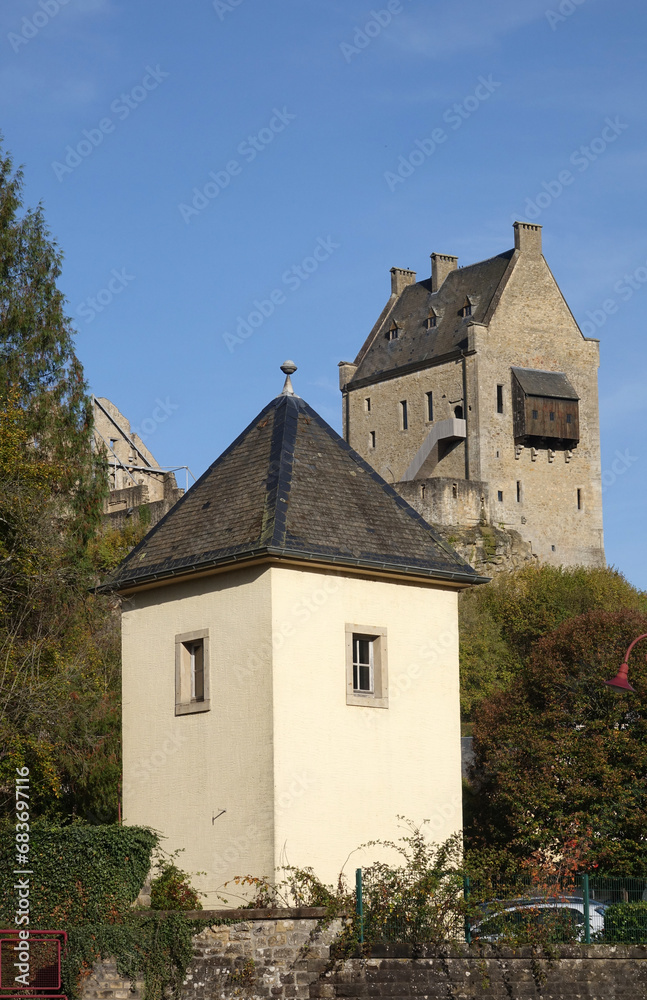 Fels in Luxemburg mit Burg Larochette