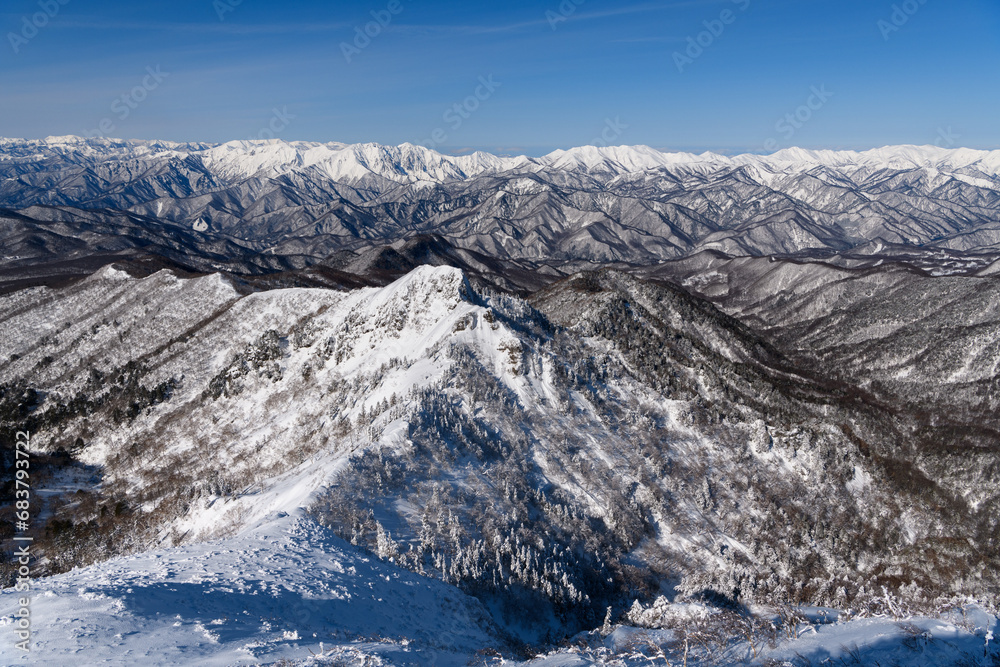 Fototapeta premium 冬の剣ヶ峰山山頂から見た谷川岳と朝日岳、巻機山