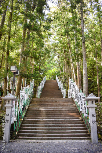 Foto Tanabe, Wakayama / Japan - 05 18 2018: The stairs leading up to Kumano Hongu Taisha, one of the three holy shrines of the region