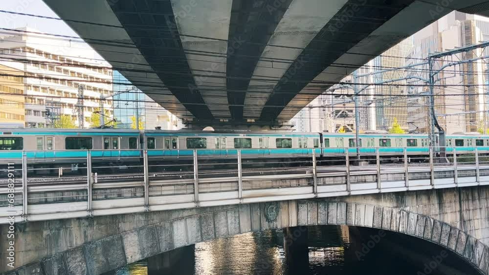通過する京浜東北線 竜閑さくら橋から望む風景 通過する京浜東北線 竜閑さくら橋から望む風景