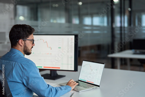 Bild auf Leinwand Business man trader broker analyst investor using computer analyzing stock trade crypto market investing finances in stockmarket working in dark office
