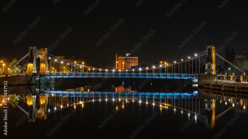 Wrocław i piękny most Grunwaldzki w świetle nocnych latarni. - obrazy, fototapety, plakaty 