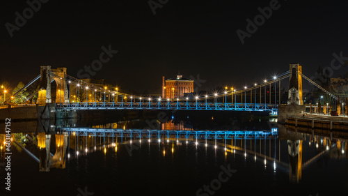 Wrocław i piękny most Grunwaldzki w świetle nocnych latarni. © Mariusz