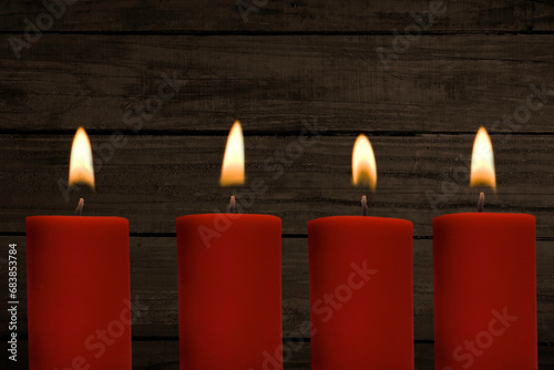 Weihnachtshintergrund aus Holz und mit vier Adventskerzen
