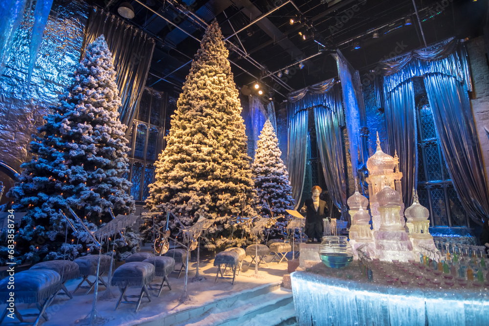 Naklejka premium London, England - 18 November 2017: Christmas Decoration in the Great Hall of Hogwarts in Warner Brothers Studio tour, The making of Harry Potter at Leavesden Studio in London.