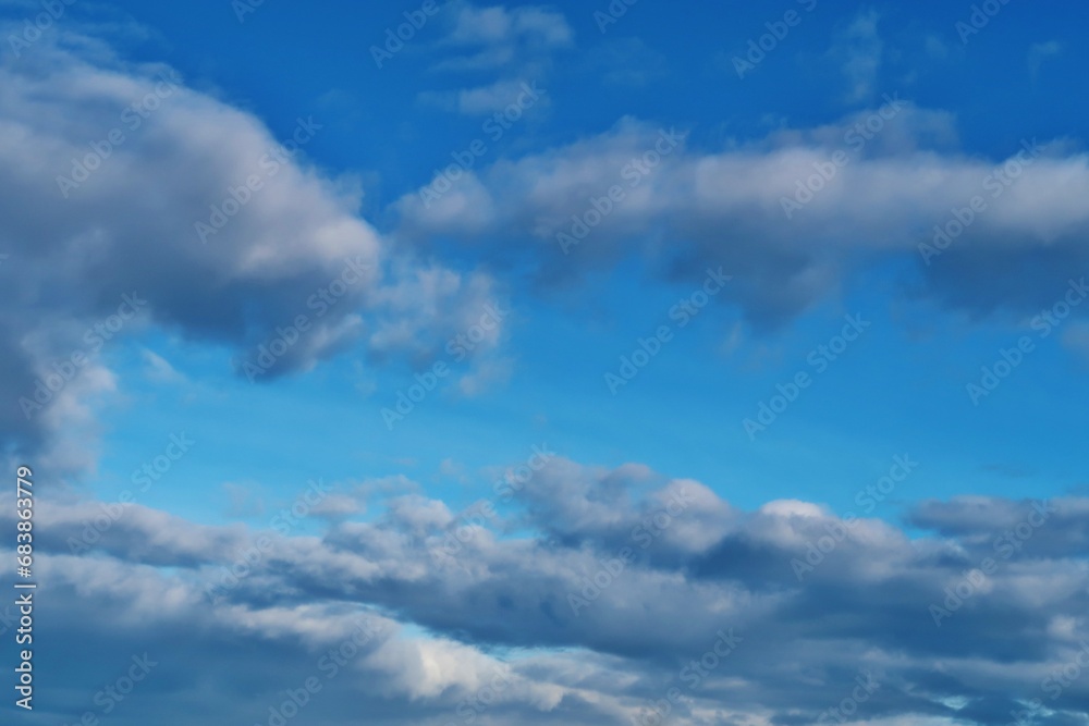 Himmelblau mit Wolken 