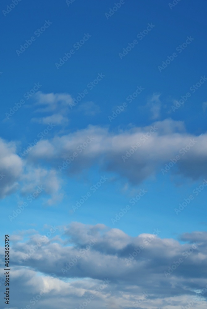 Himmelblau mit Wolken 