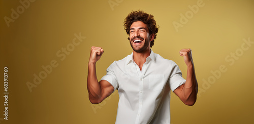 hombre apuesto latino sonriente exitoso con barba aislado en un fondo amarillo photo