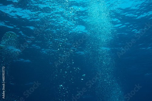 Luftblasen unter der Wasseroberfläche