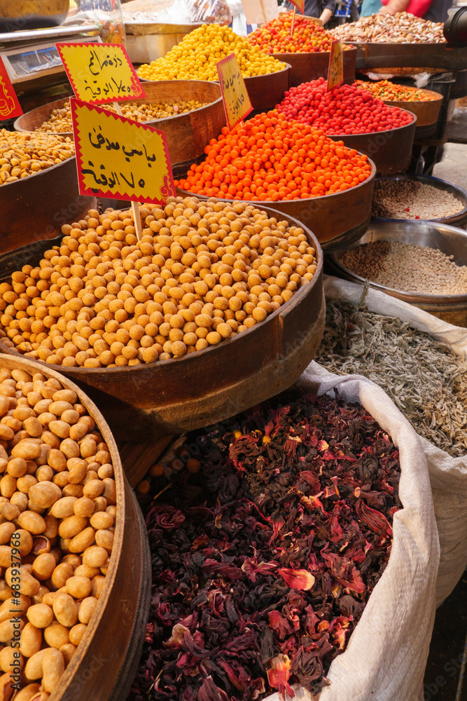 Auf dem Markt in Amman der Hauptstadt von Jordanien. Eine bunte Vielfalt von Obst, Gemüse, Gewürze und Kräuter werden hier verkauft.