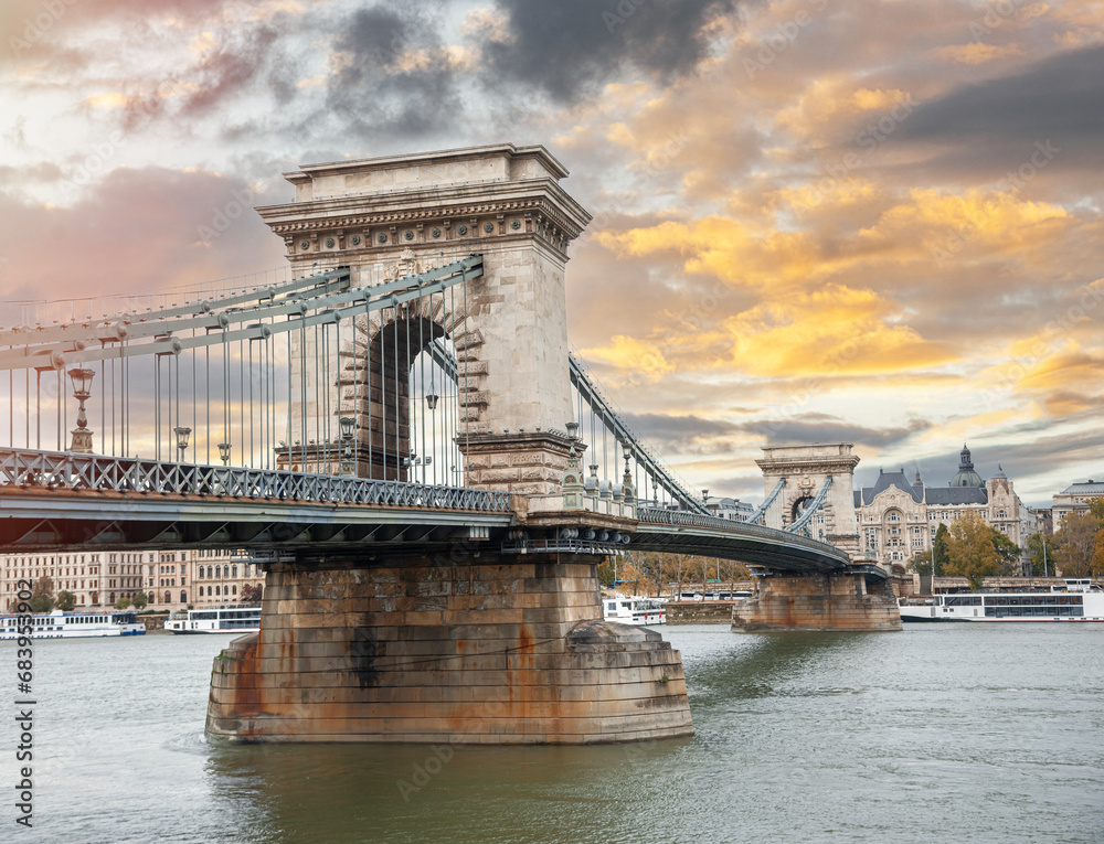 Obraz premium Szechenyi Chain Bridge in Budapest. Hungary.
