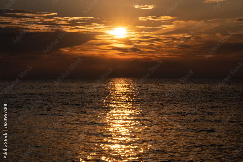 Obraz premium Zachód słońca nad morzem