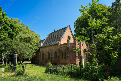 Die denkmalgeschützte neugotische Friedhofskapelle auf dem "St.-Marien- und St.-Nikolai-Friedhof I" in Berlin-Prenzlauer Berg, Ansicht von Südwesten